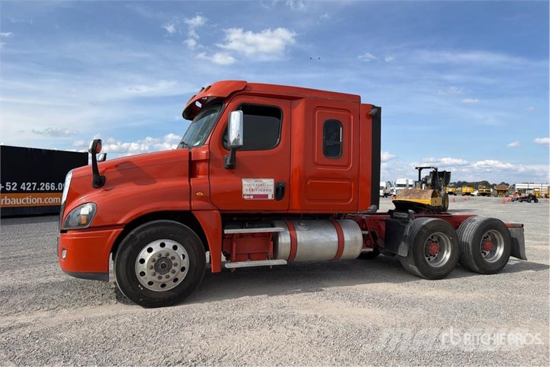Freightliner Cascadia 125 6x4 Tractocamion con Dormitorio / T/A Nyergesvontatók