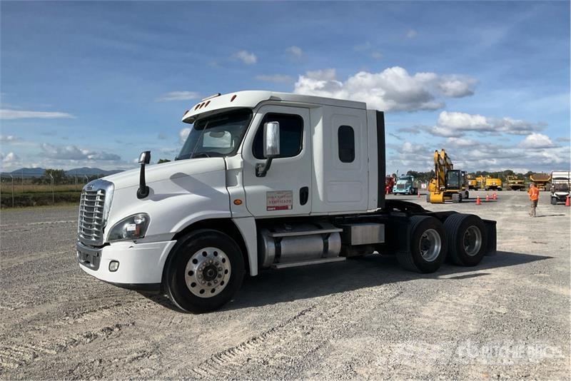 Freightliner Cascadia 125 6x4 Tractocamion con Dormitorio / T/A Tegljači