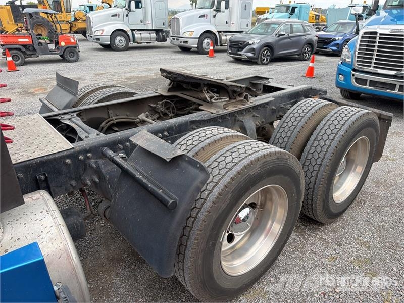 Freightliner Cascadia 125 6x4 Tractocamion con Dormitorio / T/A Nyergesvontatók