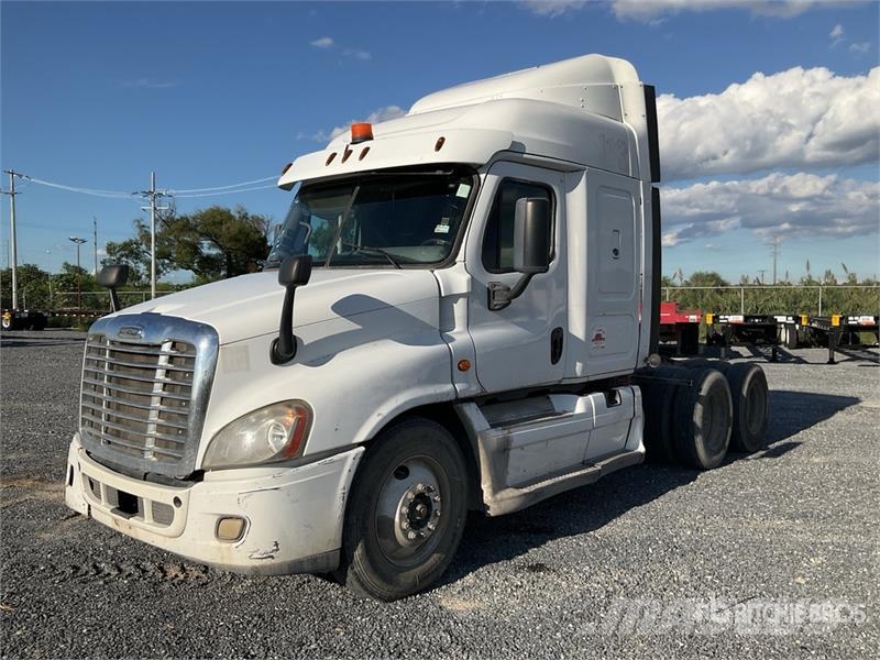Freightliner Cascadia 6x4 Tractocamion con Dormitorio / T/A Sle Cabezas tractoras
