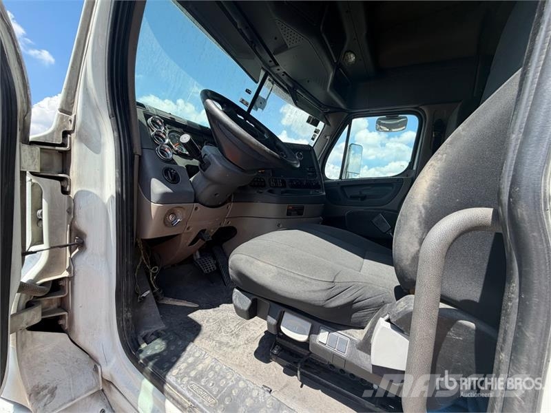 Freightliner Cascadia 125 6x4 Tractocamion con Dormitorio / T/A Cabezas tractoras
