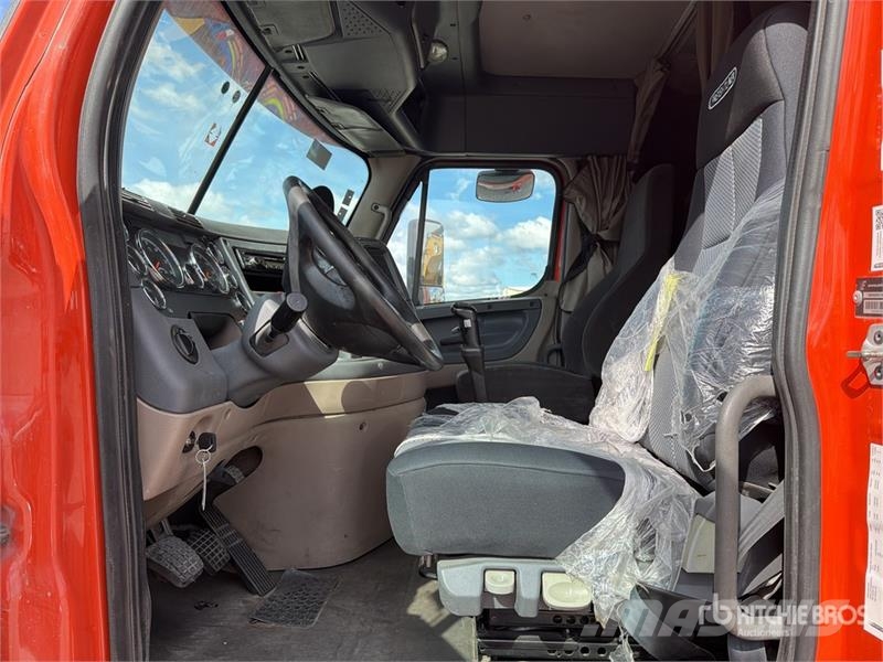 Freightliner Cascadia 125 6x4 Tractocamion con Dormitorio / T/A Tegljači