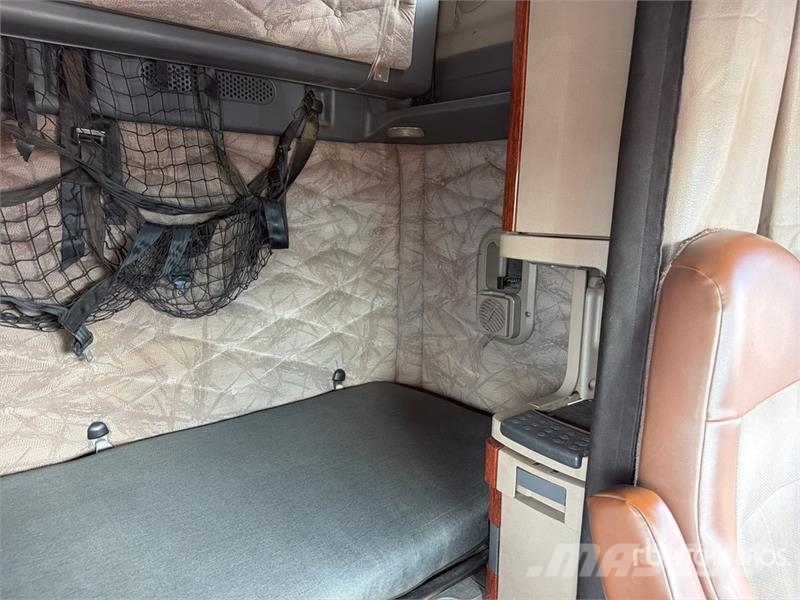 Freightliner Cascadia 125 6x4 Tractocamion con Dormitorio / T/A Nyergesvontatók