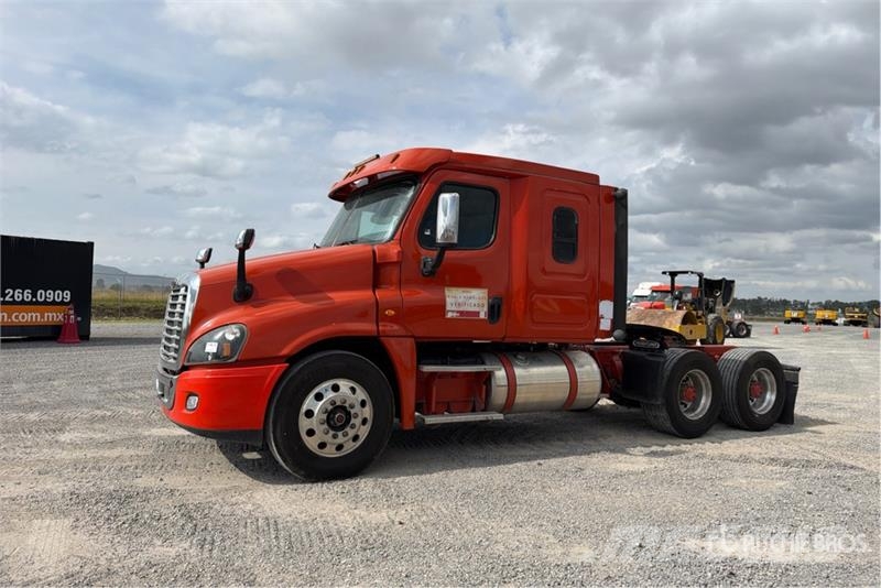 Freightliner Cascadia 125 6x4 Tractocamion con Dormitorio / T/A Motrici e Trattori Stradali