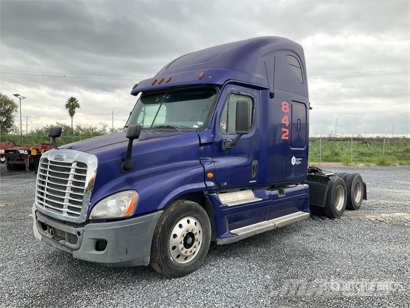Freightliner Cascadia 6x4 Tractocamion con Dormitorio / T/A Sle Vilcēji