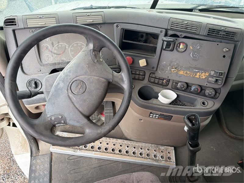 Freightliner Cascadia 125 6x4 Tractocamion con Dormitorio (INOP Traktorske jedinice