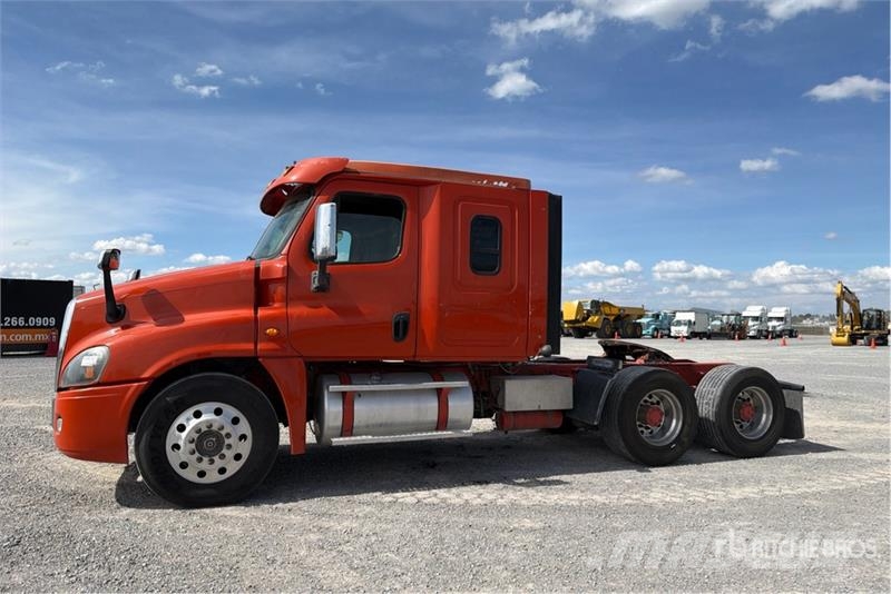 Freightliner Cascadia 125 6x4 Tractocamion con Dormitorio / T/A Nyergesvontatók