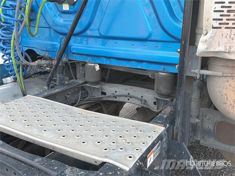 Freightliner Cascadia 125 6x4 Tractocamion con Dormitorio / T/A Nyergesvontatók