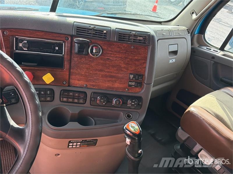 Freightliner Cascadia 125 6x4 Tractocamion con Dormitorio / T/A Nyergesvontatók