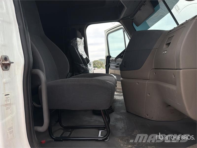 Freightliner Cascadia 125 6x4 Tractocamion con Dormitorio / T/A Nyergesvontatók
