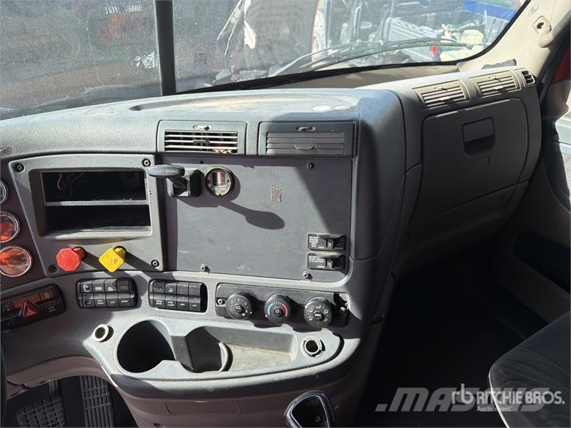 Freightliner Cascadia 125 6x4 Tractocamion con Dormitorio / T/A Tegljači