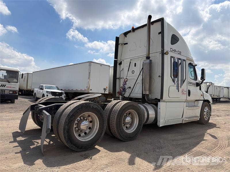 Freightliner Cascadia 125 6x2 Tractocamion con Dormitorio / T/A Cabezas tractoras