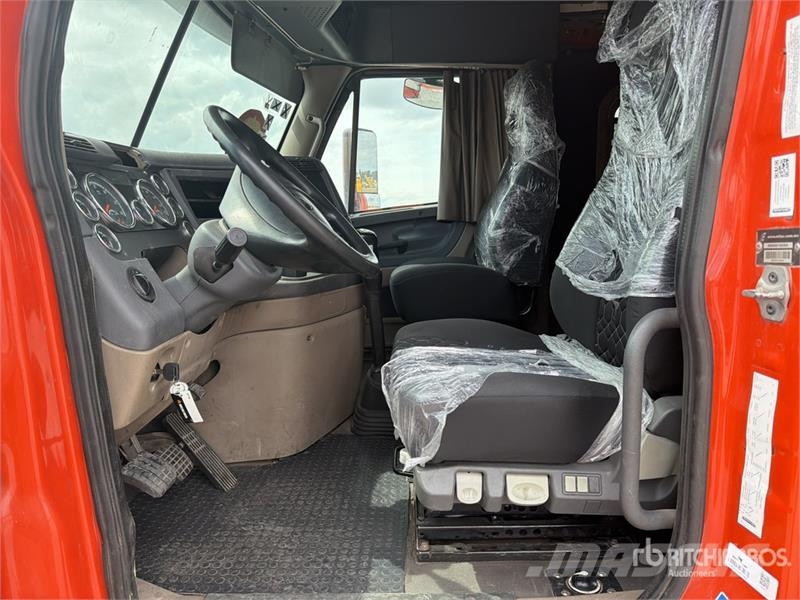Freightliner Cascadia 125 6x4 Tractocamion con Dormitorio / T/A Motrici e Trattori Stradali