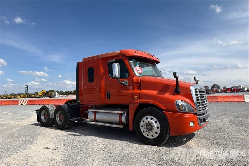 Freightliner Cascadia 125 6x4 Tractocamion con Dormitorio / T/A Nyergesvontatók