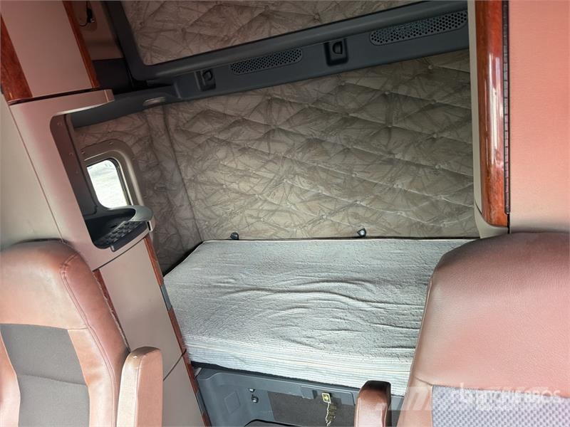 Freightliner Cascadia 125 6x4 Tractocamion con Dormitorio / T/A Nyergesvontatók