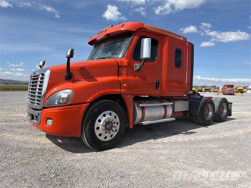 Freightliner Cascadia 125 6x4 Tractocamion con Dormitorio / T/A Nyergesvontatók