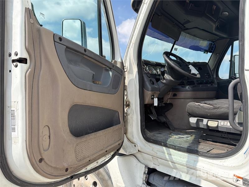 Freightliner Cascadia 125 6x4 Tractocamion con Dormitorio / T/A Тягачі