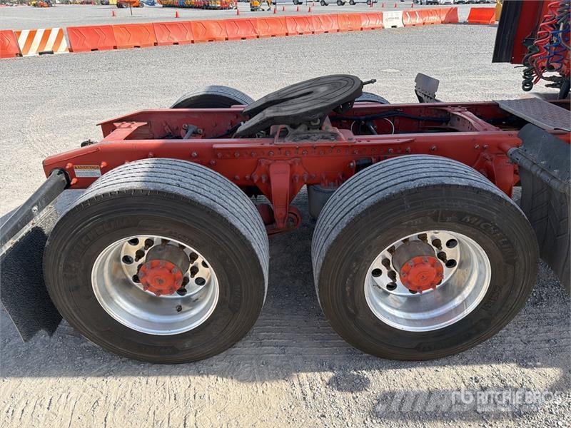 Freightliner Cascadia 125 6x4 Tractocamion con Dormitorio / T/A Tegljači