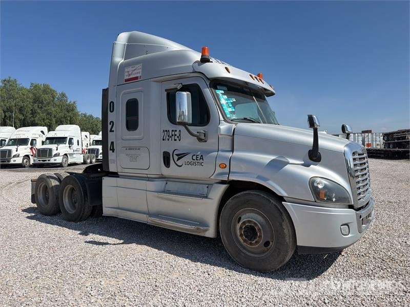 Freightliner Cascadia 125 6x4 Tractocamion con Dormitorio / T/A Cabezas tractoras
