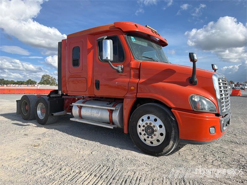 Freightliner Cascadia 125 6x4 Tractocamion con Dormitorio / T/A Tegljači