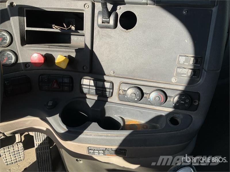 Freightliner Cascadia 6x4 Tractocamion con Dormitorio / T/A Sle Cabezas tractoras