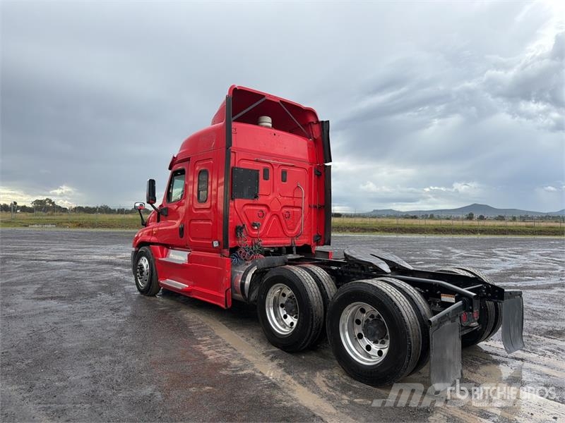 Freightliner Cascadia 125 6x4 Tractocamion con Dormitorio / T/A Vilcēji