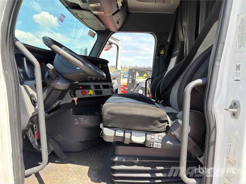 Freightliner Cascadia 126 6x4 Tractocamion con Dormitorio / T/A Tracteur routier