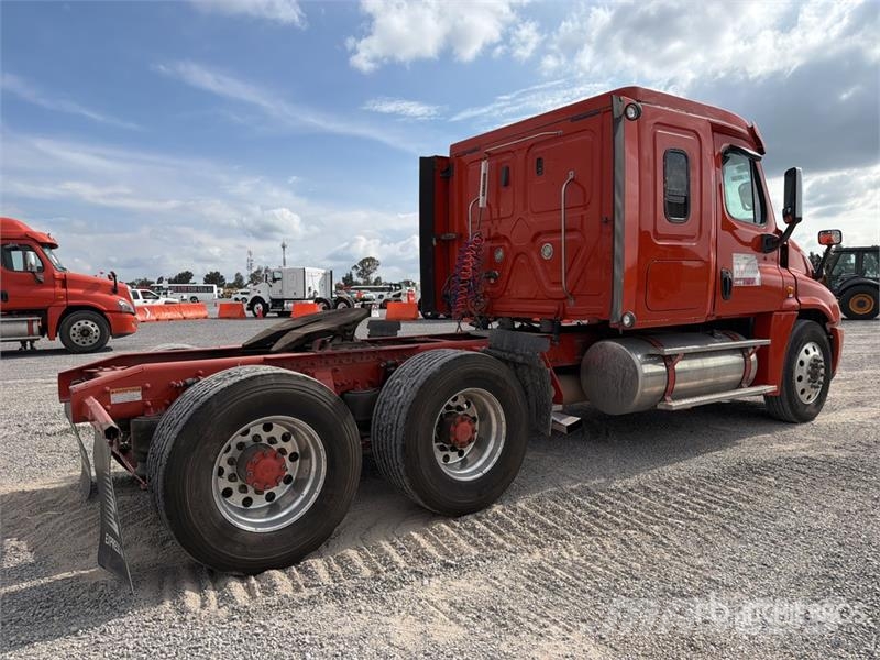 Freightliner Cascadia 125 6x4 Tractocamion con Dormitorio / T/A Tractores (camiões)