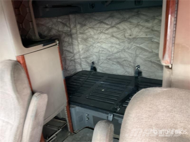 Freightliner Cascadia 6x4 Tractocamion con Dormitorio / T/A Sle Vilcēji