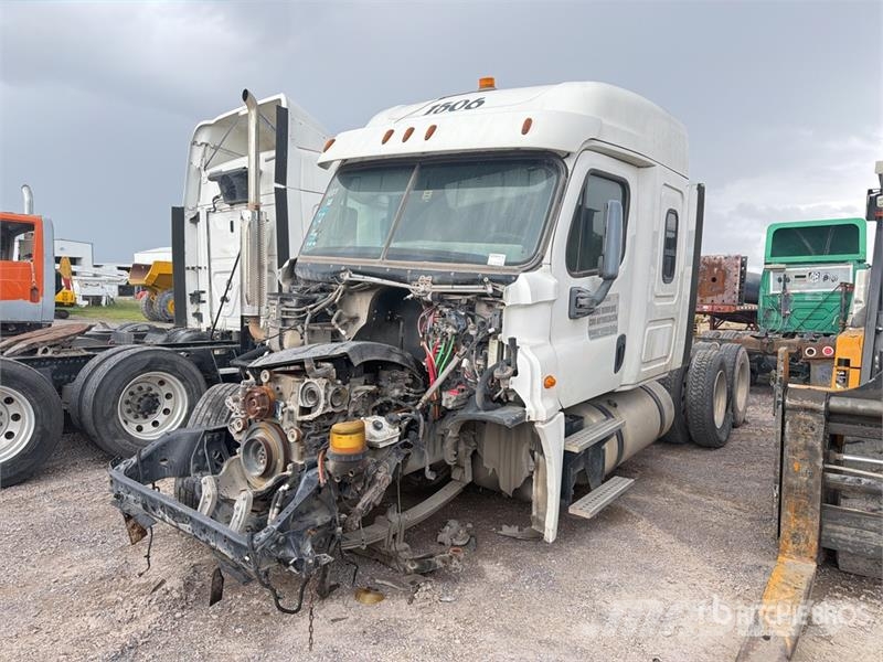Freightliner Cascadia 125 6x4 Tractocamion con Dormitorio (SOLO Vilcēji