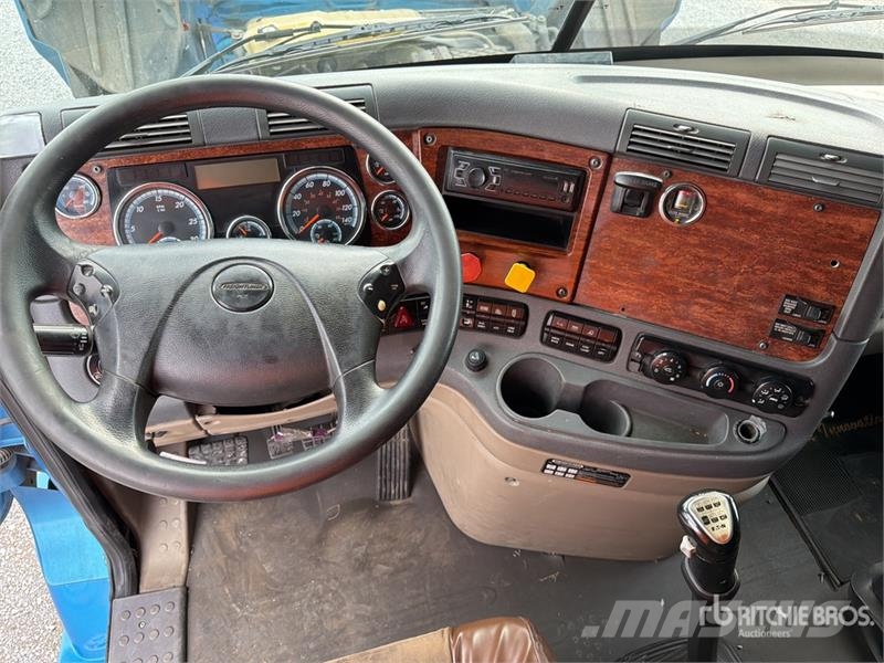 Freightliner Cascadia 125 6x4 Tractocamion con Dormitorio / T/A Nyergesvontatók