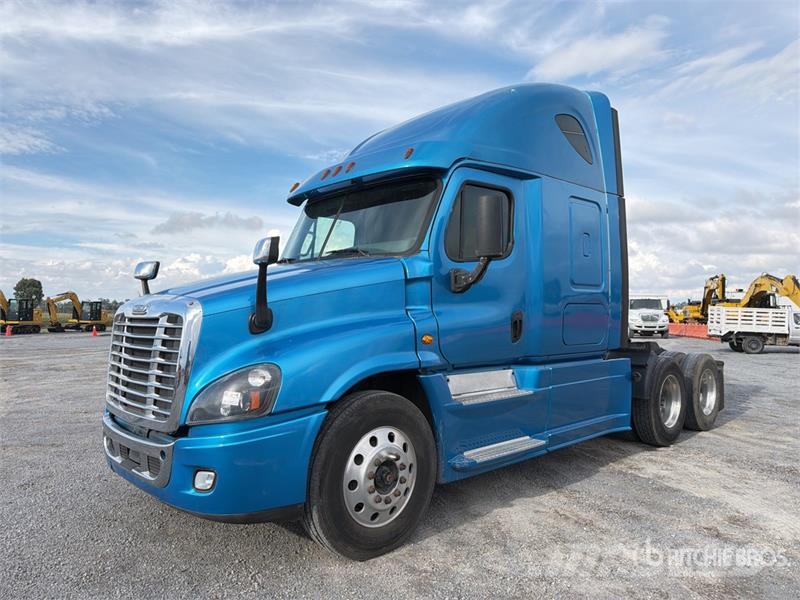Freightliner Cascadia 125 6x4 Tractocamion con Dormitorio / T/A Nyergesvontatók