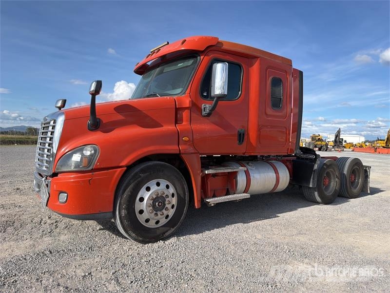 Freightliner Cascadia 125 6x4 Tractocamion con Dormitorio / T/A Tegljači