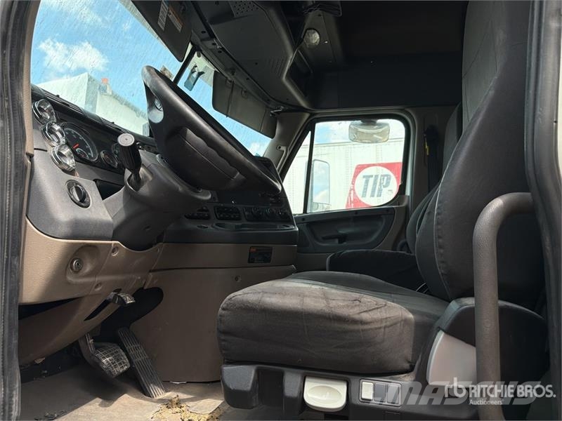 Freightliner Cascadia 125 6x4 Tractocamion con Dormitorio / T/A Cabezas tractoras