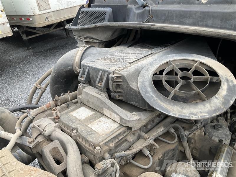Freightliner Cascadia 6x4 Tractocamion con Dormitorio / T/A Sle Vilcēji