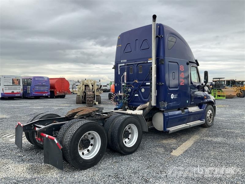 Freightliner Cascadia 6x4 Tractocamion con Dormitorio / T/A Sle Vilcēji