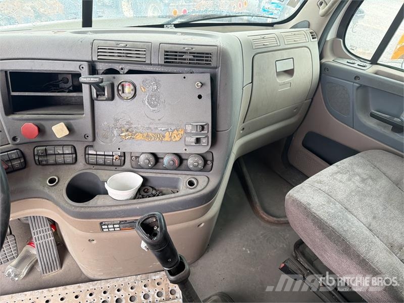 Freightliner Cascadia 125 6x4 Tractocamion con Dormitorio (INOP Traktorske jedinice