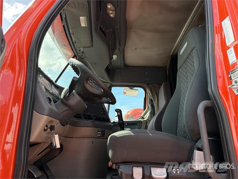 Freightliner Cascadia 125 6x4 Tractocamion con Dormitorio / T/A Nyergesvontatók
