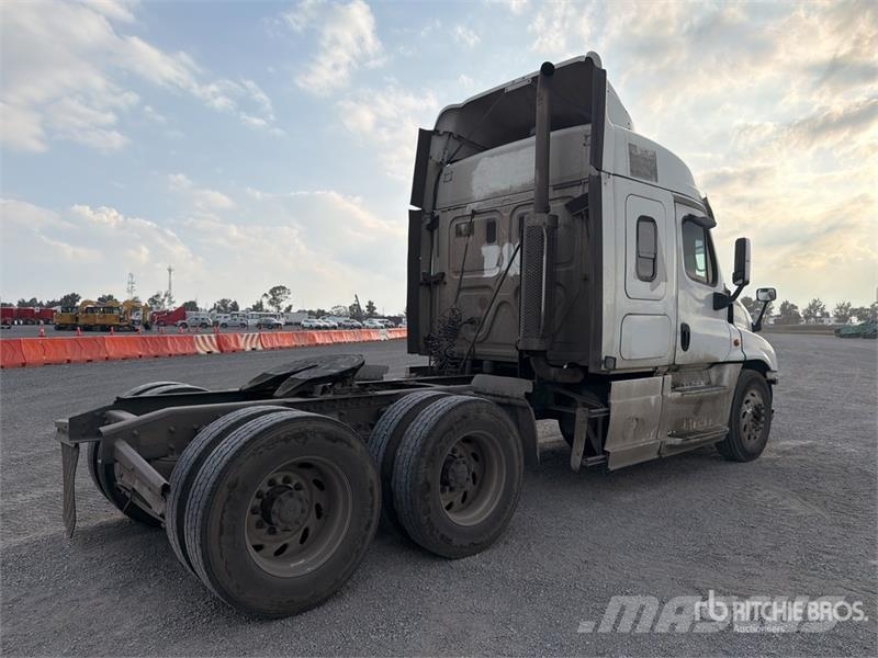 Freightliner Cascadia 125 6x4 Tractocamion con Dormitorio / T/A Sattelzugmaschinen