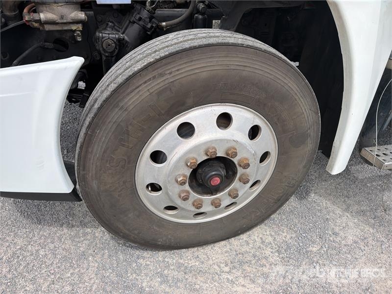 Freightliner Cascadia 125 6x4 Tractocamion con Dormitorio / T/A Влекачи