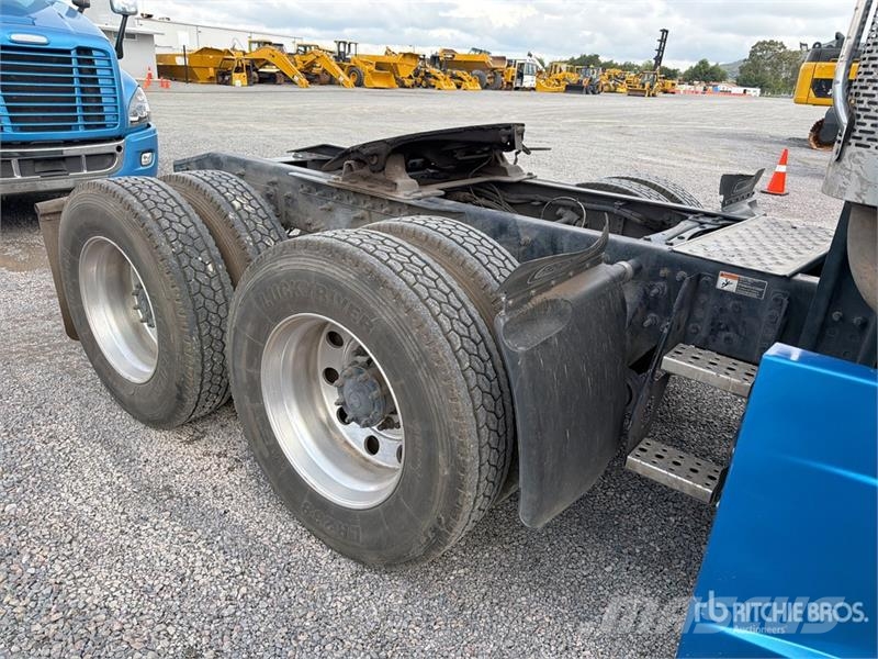 Freightliner Cascadia 125 6x4 Tractocamion con Dormitorio / T/A Седельные тягачи