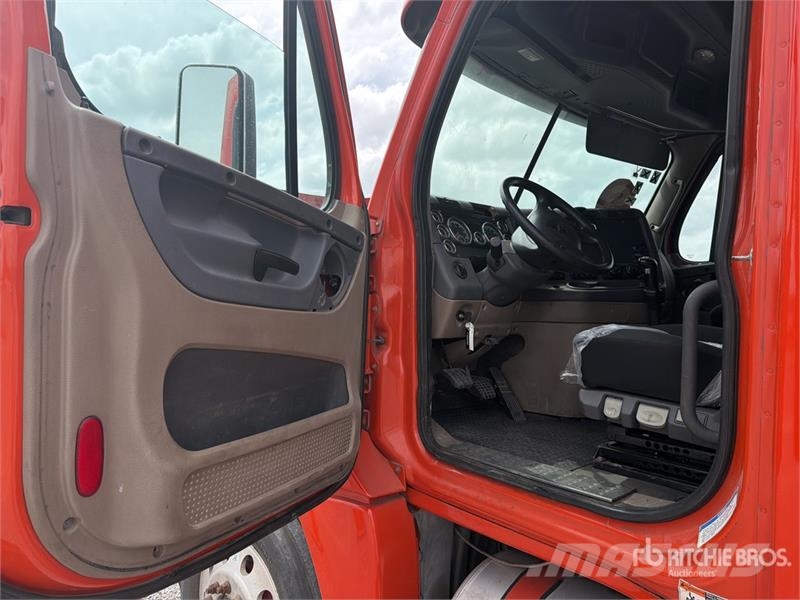 Freightliner Cascadia 125 6x4 Tractocamion con Dormitorio / T/A Motrici e Trattori Stradali