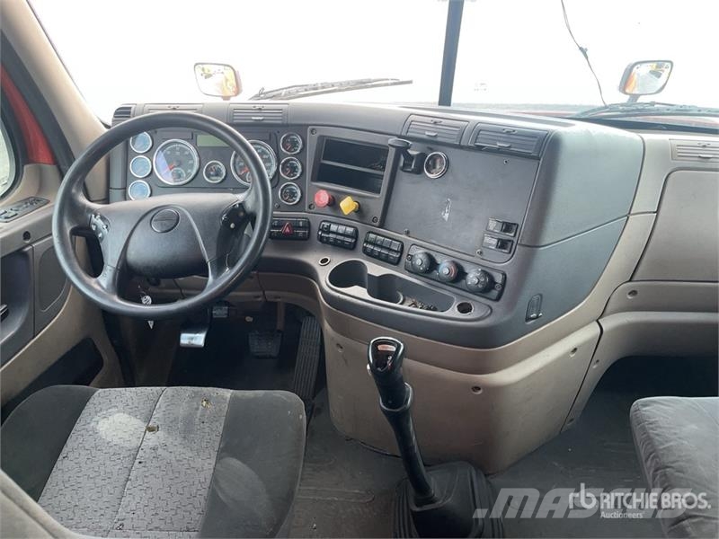 Freightliner Cascadia 125 6x4 Tractocamion con Dormitorio / T/A Motrici e Trattori Stradali