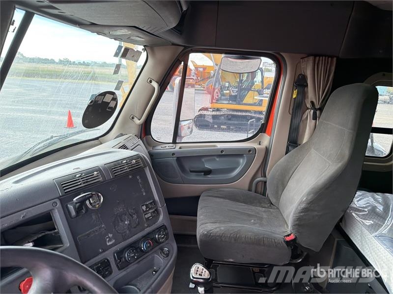 Freightliner Cascadia 125 6x4 Tractocamion con Dormitorio / T/A Nyergesvontatók
