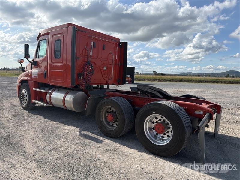 Freightliner Cascadia 125 6x4 Tractocamion con Dormitorio / T/A Tegljači