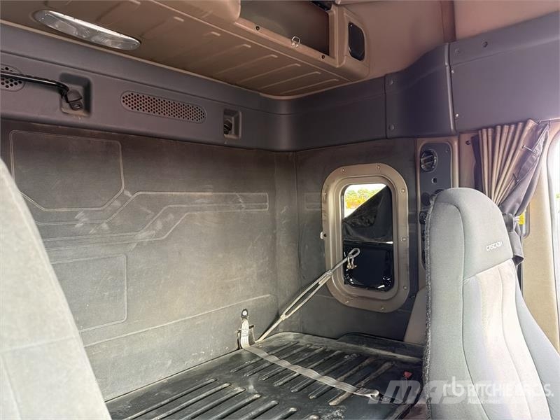 Freightliner Cascadia 125 6x4 Tractocamion con Dormitorio / T/A Nyergesvontatók