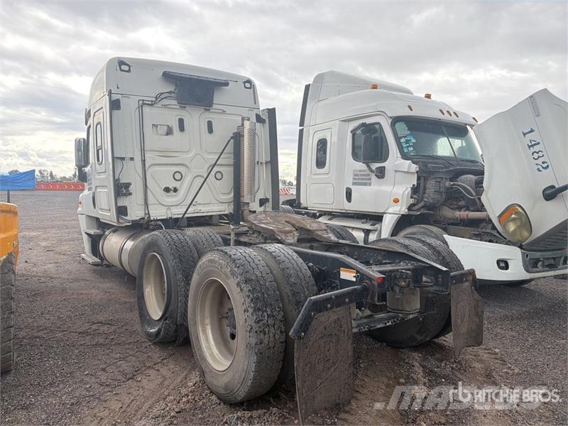 Freightliner Cascadia 125 6x4 Tractocamion con Dormitorio (SOLO Vilcēji