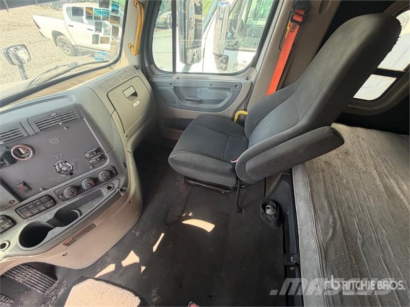Freightliner Cascadia 125 6x4 Tractocamion con Dormitorio / T/A Cabezas tractoras