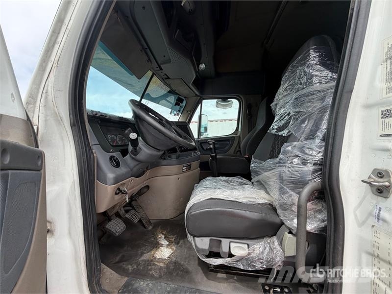 Freightliner Cascadia 125 6x4 Tractocamion con Dormitorio / T/A Nyergesvontatók