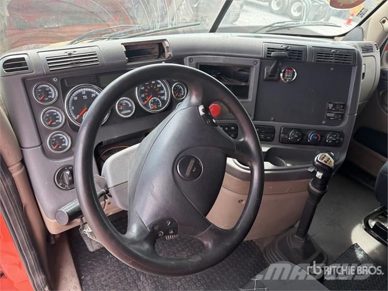 Freightliner Cascadia 125 6x4 Tractocamion con Dormitorio / T/A Motrici e Trattori Stradali